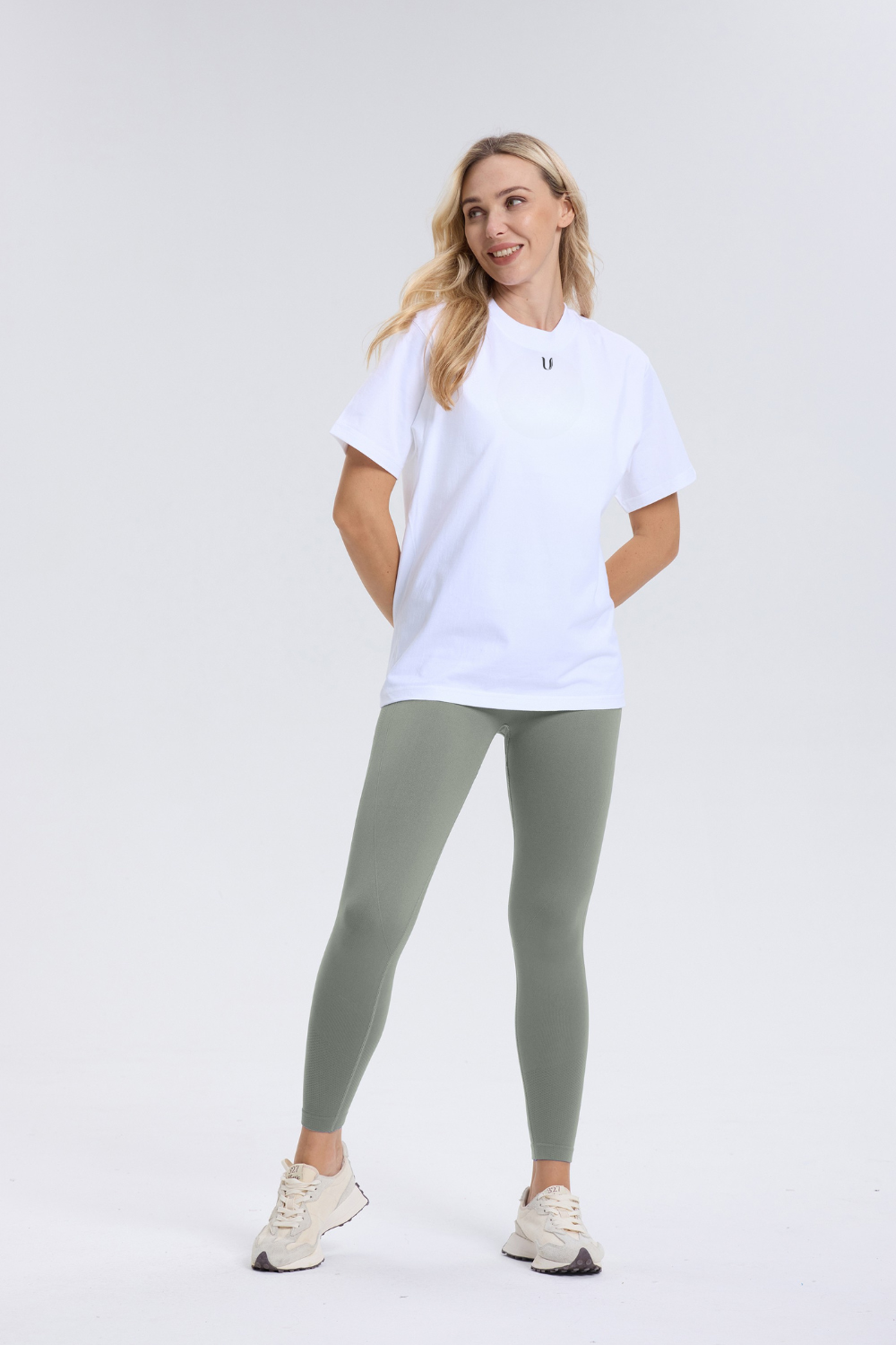 Ultimate Gainz Oversized Shirt Unisex Wit - Dames workout kleding achterkant